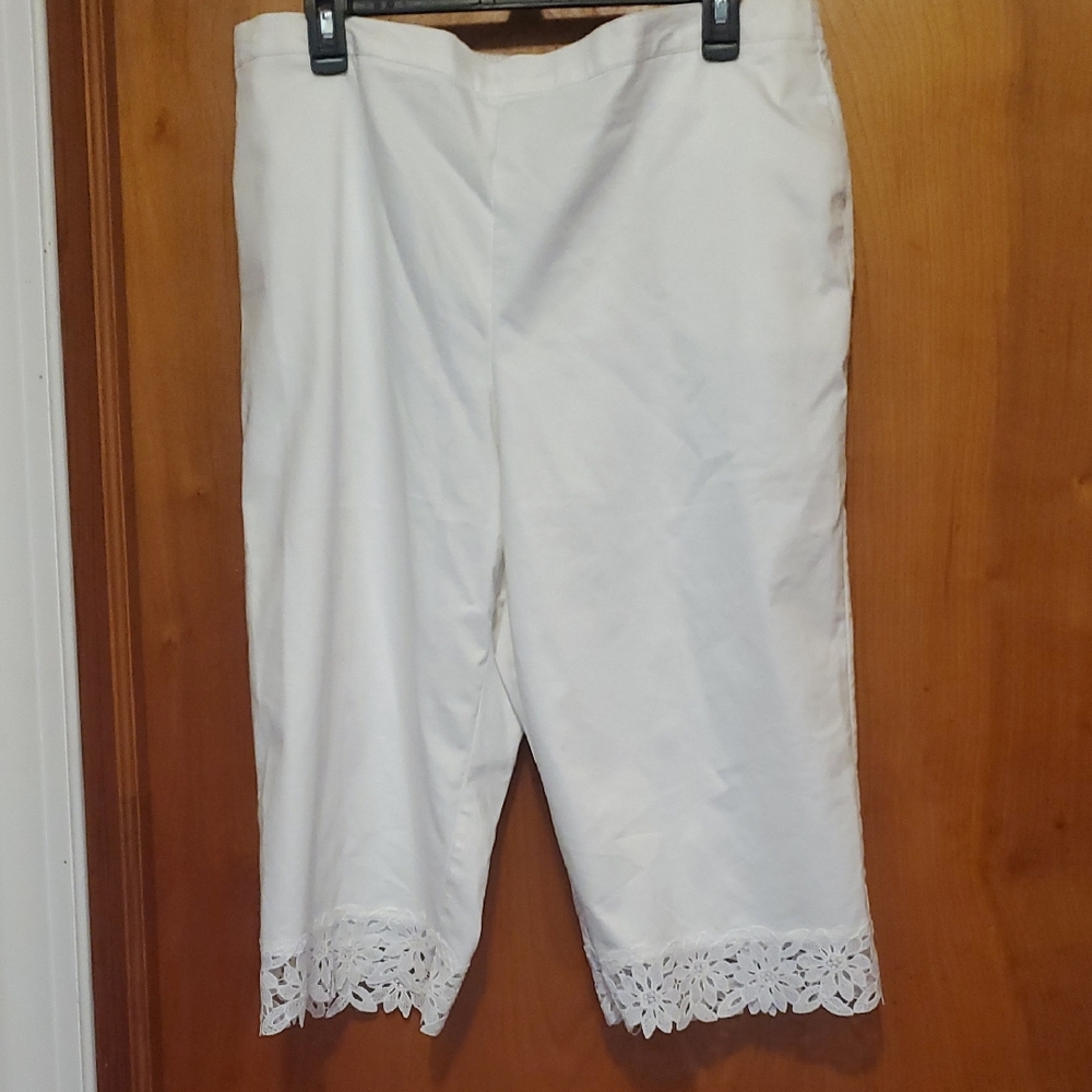 Alfred Dunner Cream Lace Hem Capris